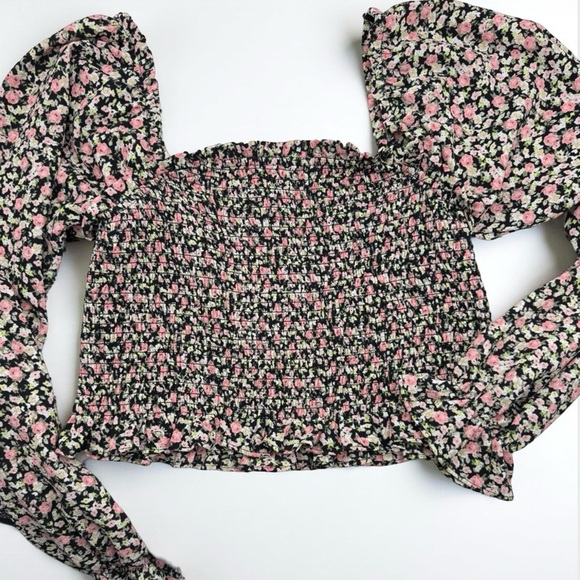 Forever21 Floral Cropped Ruched Top, Juniors Medium in black - Picture 1 of 4
